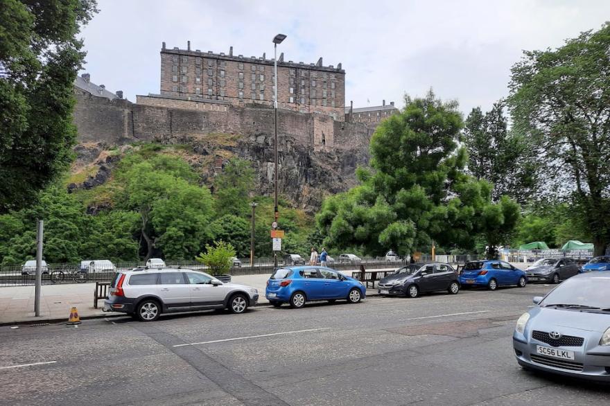 297 Charming, spacious 2 bedroom apartment in the centre of Edinburgh's Old Town