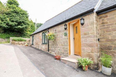 GROVE FARM BARN, family friendly, with a garden in Darley Dale