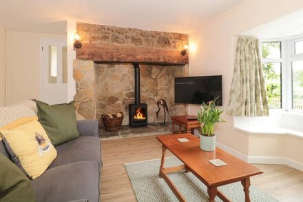 AMMERHAM FARM COTTAGE, family friendly, with open fire in Winsham