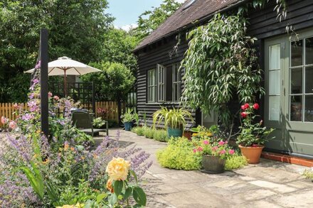 THE BARN AT SANDHOLE COTTAGE, pet friendly in Royal Tunbridge Wells