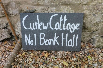 CURLEW COTTAGE, pet friendly, character holiday cottage in Ingleton