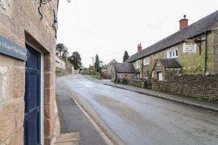 ROYAL OAK, family friendly, character holiday cottage in Ashbourne