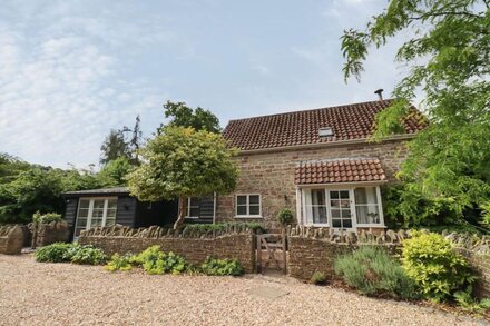 THE COACH HOUSE, pet friendly, with pool in Ross-On-Wye