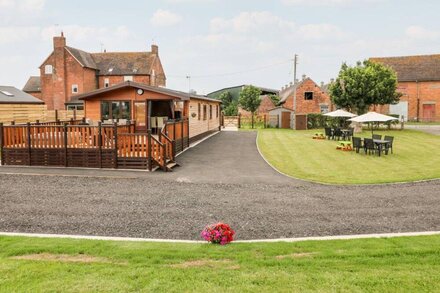 RIVER DOVE LODGE, pet friendly, with hot tub in Hatton, Derbyshire