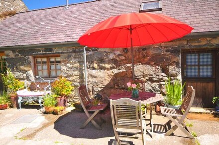 Ty Isaf - Two Bedroom House, Sleeps 4