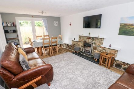 TY'R WINLLAN, pet friendly, with a garden in Newport, Pembrokeshire