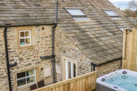 FOGGA CROFT COTTAGE, pet friendly, with hot tub in Gargrave