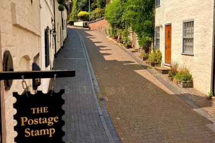 THE POSTAGE STAMP, romantic, character holiday cottage in Bridgnorth