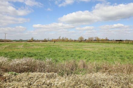 1 BARBERS ROW, romantic, with a garden in Elmswell, Suffolk