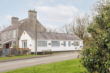 THE OLD SHOP - MARIANGLAS, pet friendly, with a garden in Marian-Glas