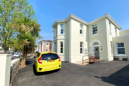 Stunning, newly refitted apartment is a quiet location perfect for exploring all that The English Ri