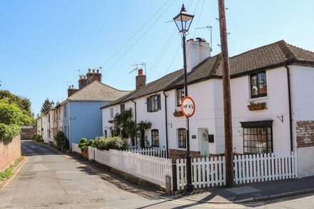 TRINITY COTTAGE, pet friendly, with a garden in Christchurch