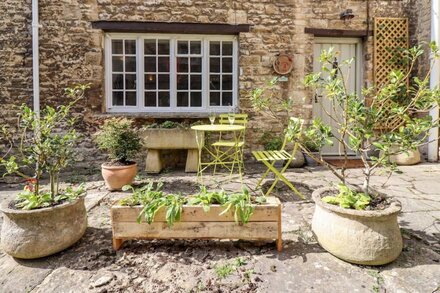 3 GEORGE YARD, character holiday cottage, with open fire in Burford