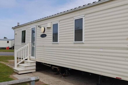 Brilliant 6 berth caravan at Dovercourt Holiday Park ref 44009A