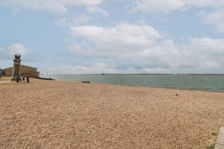 SEAVIEW CENTRAL, family friendly, country holiday cottage in Southsea