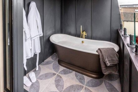 Treehouse York, outdoor cast iron bath sleeps 4