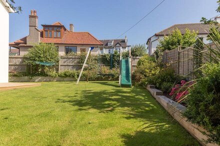 Rock House - contemporary house situated within a short walk of the beach