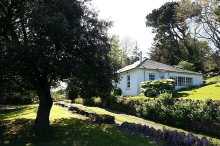 Lodge house in beautiful grounds with breathtaking sea views