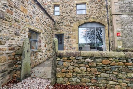 MEADOW VIEW COTTAGE, pet friendly, with open fire in Ingleton