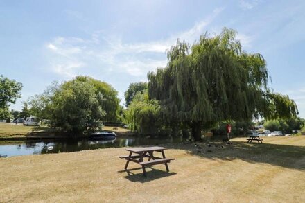 POPPY LODGE, pet friendly, with a garden in Stratford-Upon-Avon