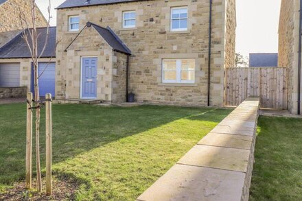 STONE CROFT HOUSE, luxury holiday cottage, with open fire in Beadnell