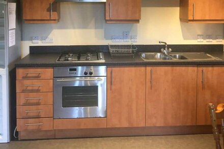 2 Bed Apt Near Hatfield Station w/ Free Parking