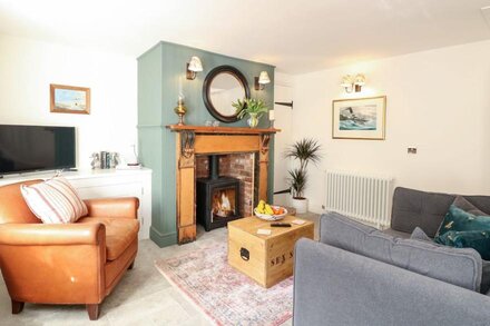 SEASPRAY, pet friendly, character holiday cottage in Sheringham