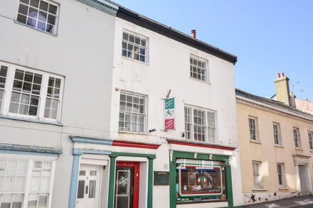 THE LYMINGS, pet friendly, character holiday cottage in Lyme Regis