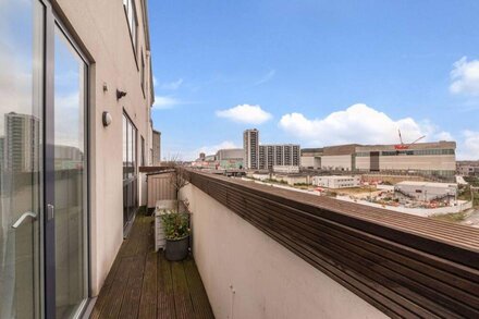 LUXURY 2 BED BALCONY FREE PARKING FLAT