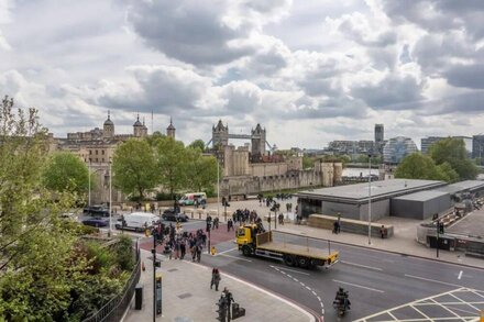 Large & Central 2BD Flat - Tower Hill