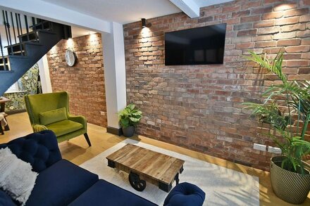 25 LOWERGATE, family friendly, luxury holiday cottage in Clitheroe