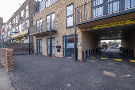 01 - Luxury 2 Bed Apt. Free Parking, West Drayton