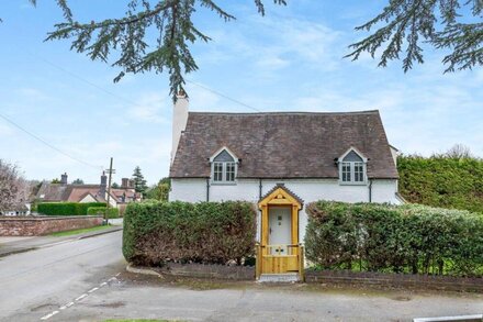 Cedar House Cottage - Three Bedroom House, Sleeps 6