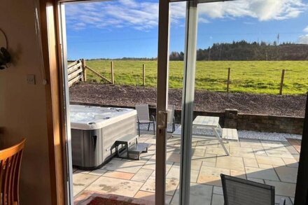 Woodrow cottage with 6 seater private hottub