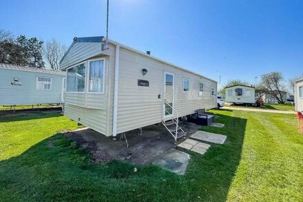 Lovely 8 berth caravan at Broadland Sands near Great Yarmouth ref 20161BS