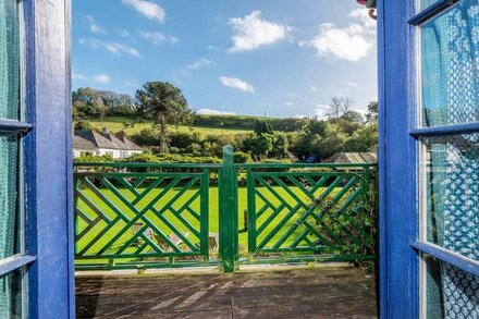 THE FOLLY, pet friendly, luxury holiday cottage in Dittisham