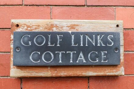 2 GOLF LINKS COTTAGES, pet friendly, with a garden in Norley