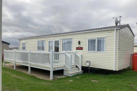 Caravan sleeps 8 with decking & WiFi at Barmston Beach in Yorkshire ref 62004W