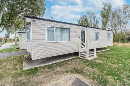 Lovely 6 berth caravan at Martello Beach nearby Clacton-on-Sea ref 29008TV