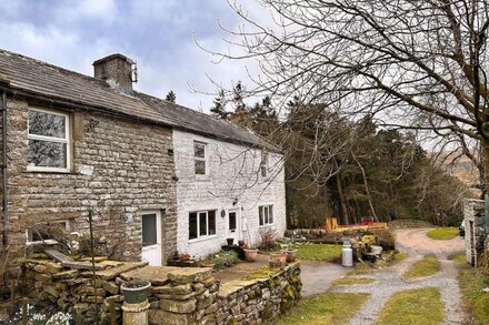 Remote Cottage on the grounds of a working farm with central heating, smart TV and WiFI.