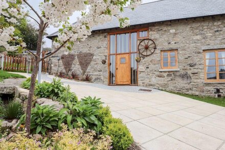 BAGTOR GRANARY, family friendly, with hot tub in Ilsington