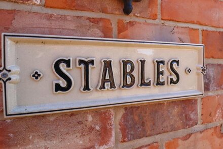 THE STABLES, romantic, character holiday cottage in North Somercotes