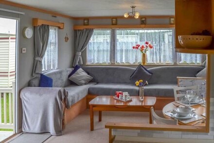 Norfolk Poppy Caravan - Sleeps 4 with Free WiFi and SKY TV.