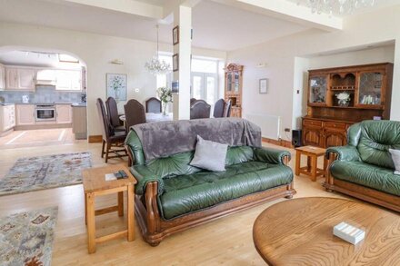 BRYN GLASFOR, pet friendly, with hot tub in Barmouth Near Llanaber