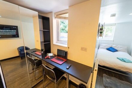 Studio with 50”TV and free WiFi next to UOB!