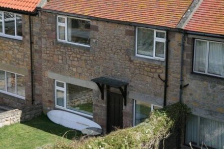 Harbour Cottage - lovely cottage with unrivalled views over Beadnell Bay