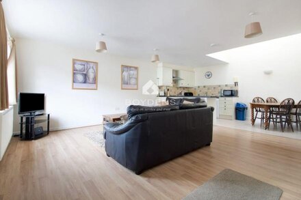 Nestled in the heart of Frinton on Sea is this terraced mews cottage offering open plan living