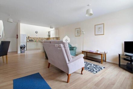 Nestled in the heart of Frinton on Sea is this terraced mews cottage offering open plan living