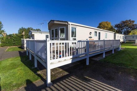 Great 6 berth caravan for hire at Manor Park in Hunstanton Norfolk ref 23014W