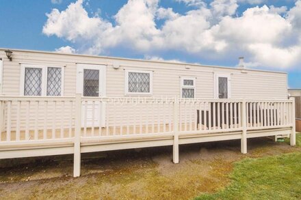 8 berth dog friendly caravan in Summerfields holiday in Norfolk ref 19160S